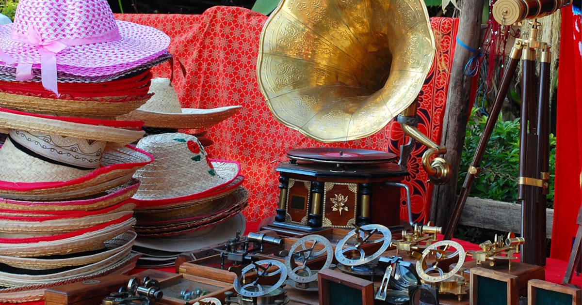 Rommelmarkt met feestelijk tintje in Sint Jansteen