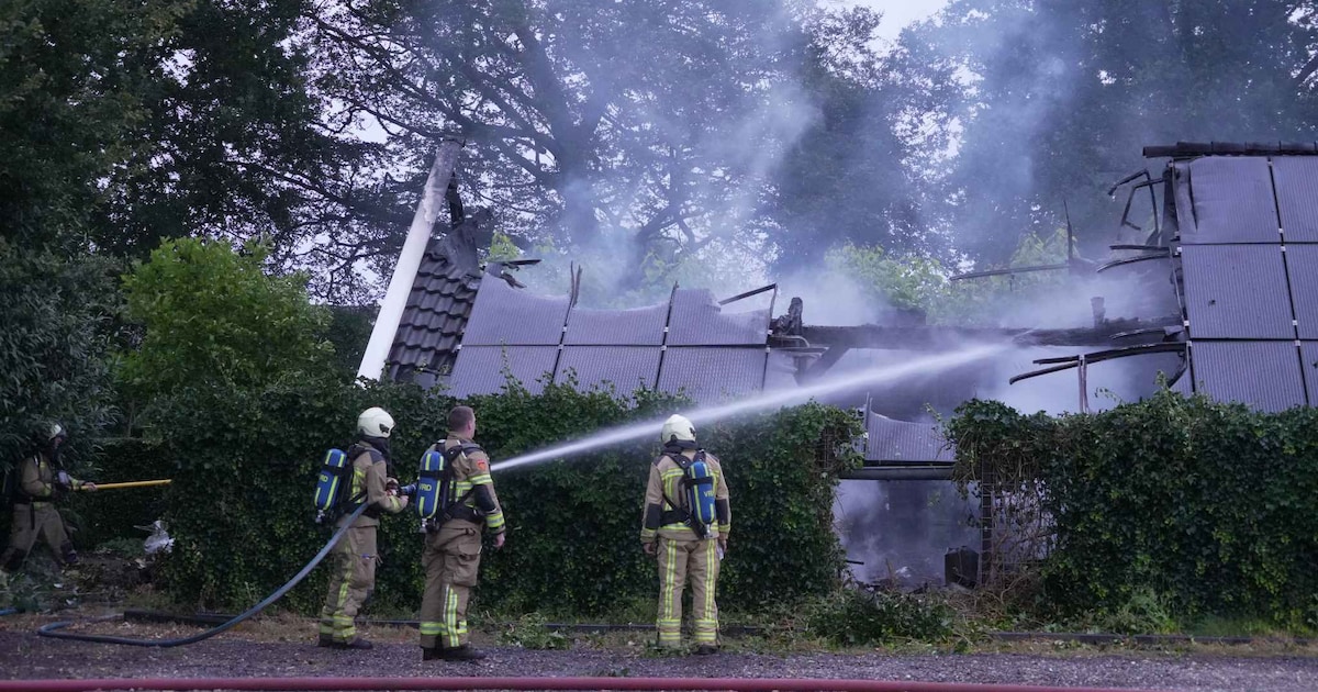 Brand in schuur met zonnepanelen snel onder controle in Erm