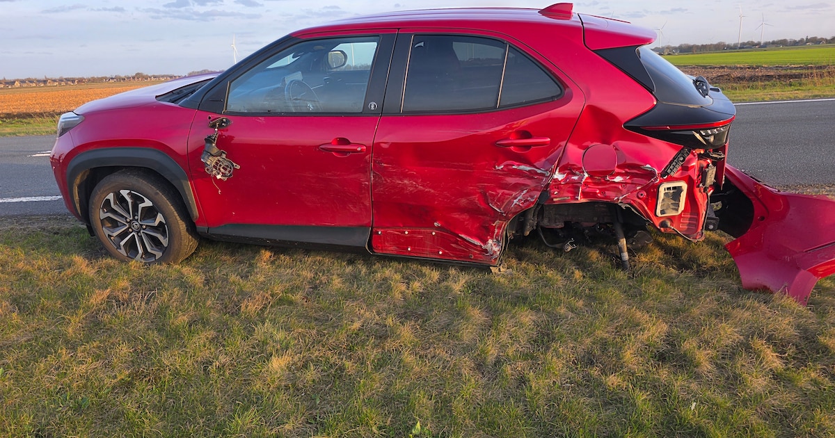 Wiel breekt af van auto na botsing op N374 bij Stadskanaal
