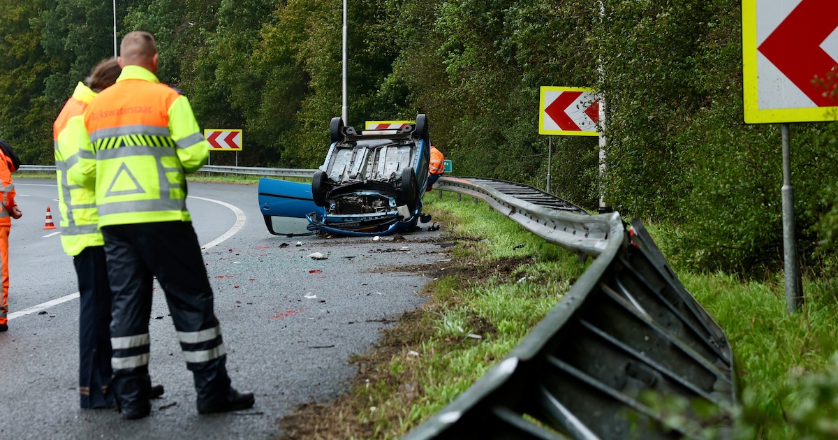 Auto belandt op zijn kop na botsing met andere auto op A6 bij Emmeloord