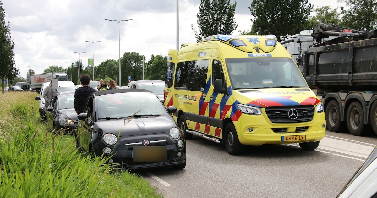 Man en kind naar ziekenhuis na aanrijding tussen drie voertuigen in Waddinxveen