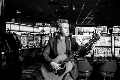 Ed Struijlaart brengt ode aan John Mayer in Tiel