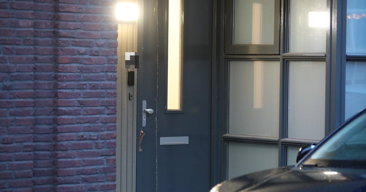 Inval bij woning in Wouw, politie forceert deur: ‘Dacht dat het kwajongens waren’
