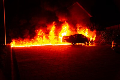 Metershoge vlammen in Arnhem: auto door brand compleet verwoest