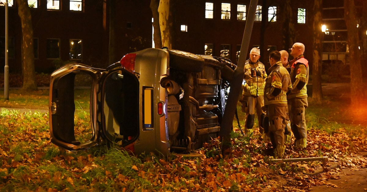 Auto rijdt bordjes om, schiet over vluchtheu­vels heen en komt op zijkant terecht in Breda