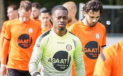 Doelman Ruthson is de ‘Stanley Menzo’ van SV Houtwijk: ‘Hij is talentvol en springt er letterlijk bo
