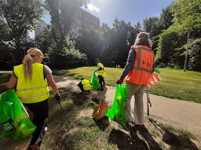 Bewoners Ede onthullen kunstwerk tegen zwerfafval