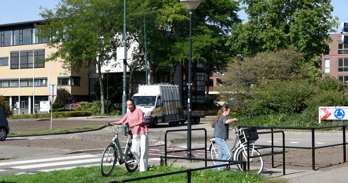 Fietsers blijven beruchte oversteek nemen in Woerden: ‘Gevaarlijk en zeer ongewenst’
