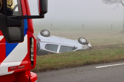 Auto slaat op de kop op Scandinavie-route in Denekamp