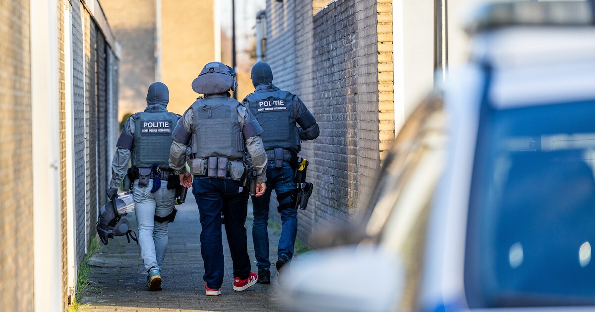 Arrestatieteam haalt man geblinddoekt uit woning in Wilnis