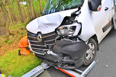 Bedrijfsbus botst achter op auto op N69 bij Valkenswaard, voertuigen zwaar beschadigd