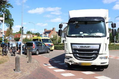 Gewonde na botsing tussen auto en vrachtwagen aan H.W. Iordensweg in Twello