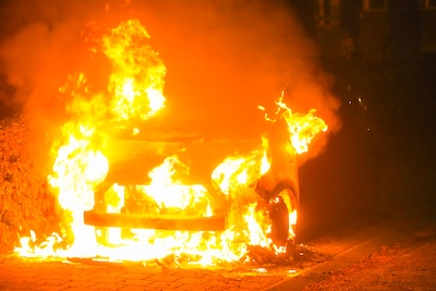Auto volledig uitgebrand bij wijkcentrum in Oss