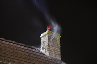 Schoorsteenbrand zorgt voor veel rook bij woning in Sprang-Capelle