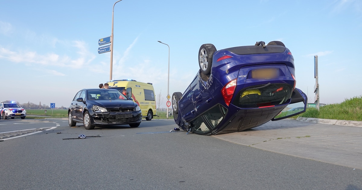 Auto op zijn kop na botsing op de N194 bij De Goorn