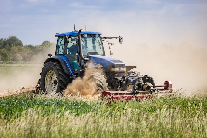 een-boer-maait-zijn-gras-en-daarbij-komt-door-de-droogte-veel-stof-vrij