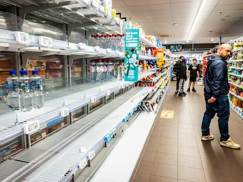Massale run op waterflessen na besmet drinkwater in Drechtsteden: ‘Mensen denken alleen aan zichzelf’