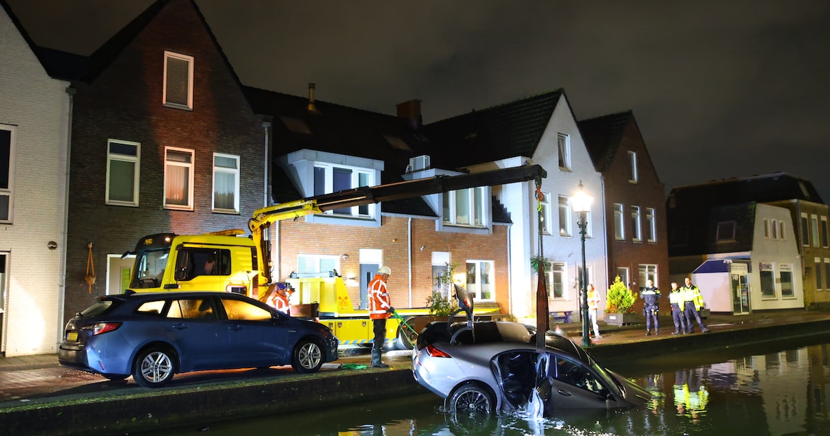 Auto verdwijnt onder water langs de Delftsestraatweg in Delfgauw