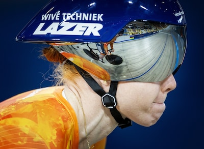 Hetty van de Wouw raakt wereldtitel op kilometer-tijdrit kwijt en pakt zilver, brons voor Sofie van Rooijen