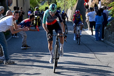 Paul Seixas bekroont indrukwekkende solo met historische zege, Bauke Mollema zwaait af