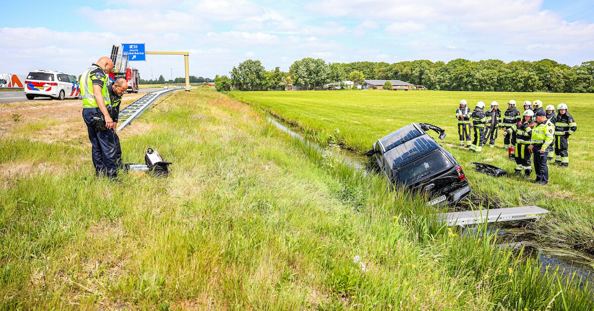 Automobilist raakt van de A6 bij Scharsterbrug en belandt in sloot