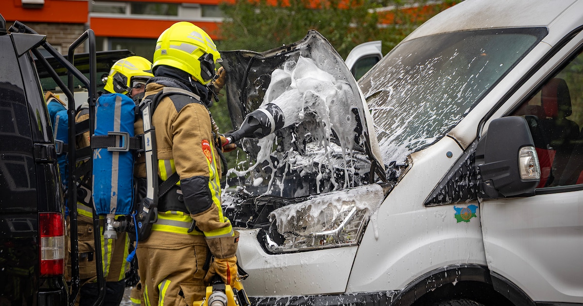 Geparkeerd busje zwaar beschadigd door brand in IJmuiden