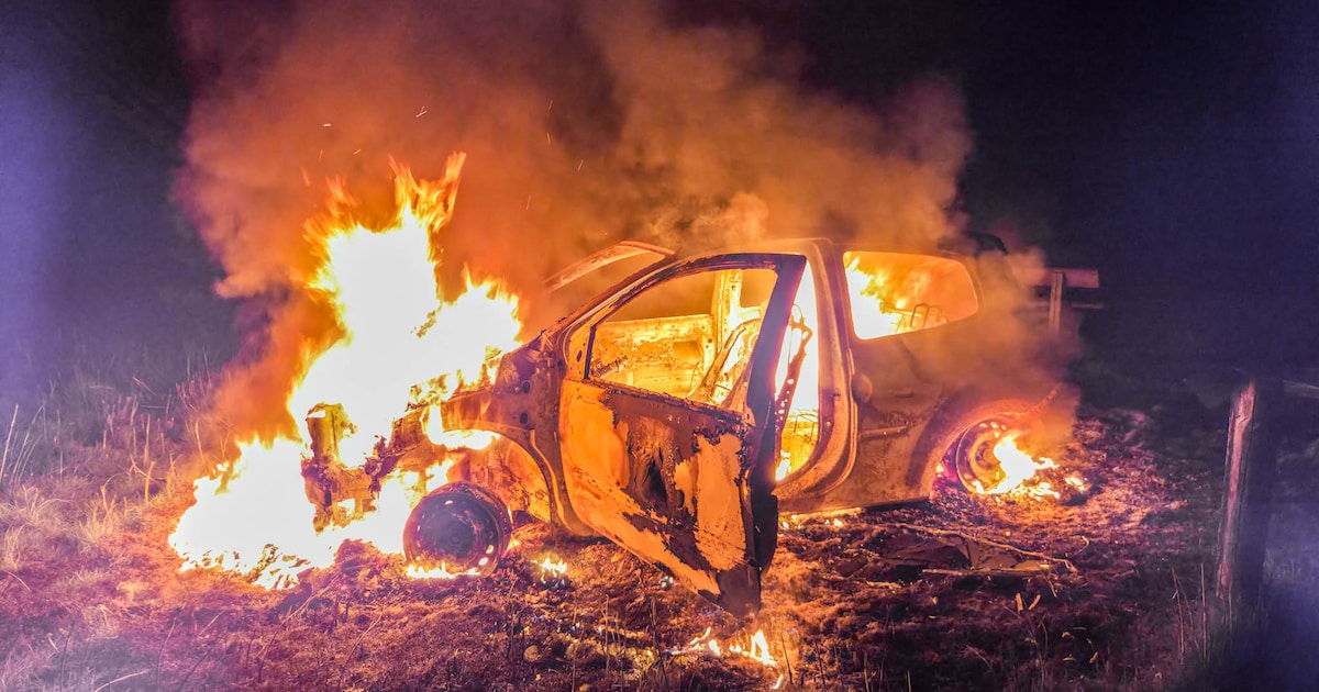 Auto brandt volledig uit in Amersfoort