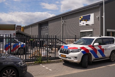 Hennep, duizenden illegale vapes en drugs in sokken gevonden in Best: twee mannen aangehouden
