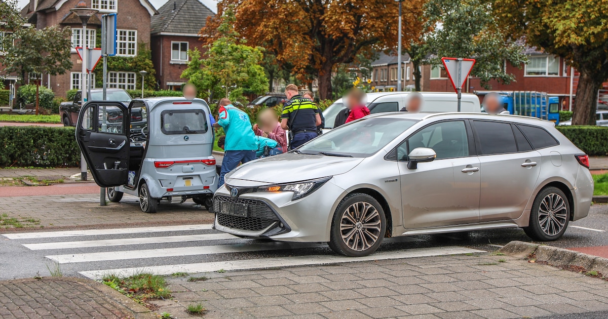 Bestuurder microcar gewond bij botsing met auto op zebrapad