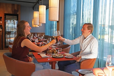 Van krokante kip tot spannend dessert met jeneverbes: bij Vondels Chefs Bar geven we borden brandsch