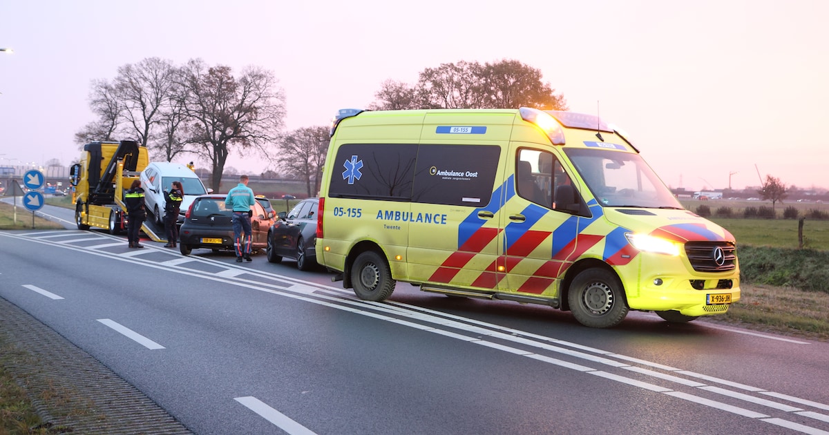 Kop-staartbotsing op N350 bij Wierden, weg volledig dicht