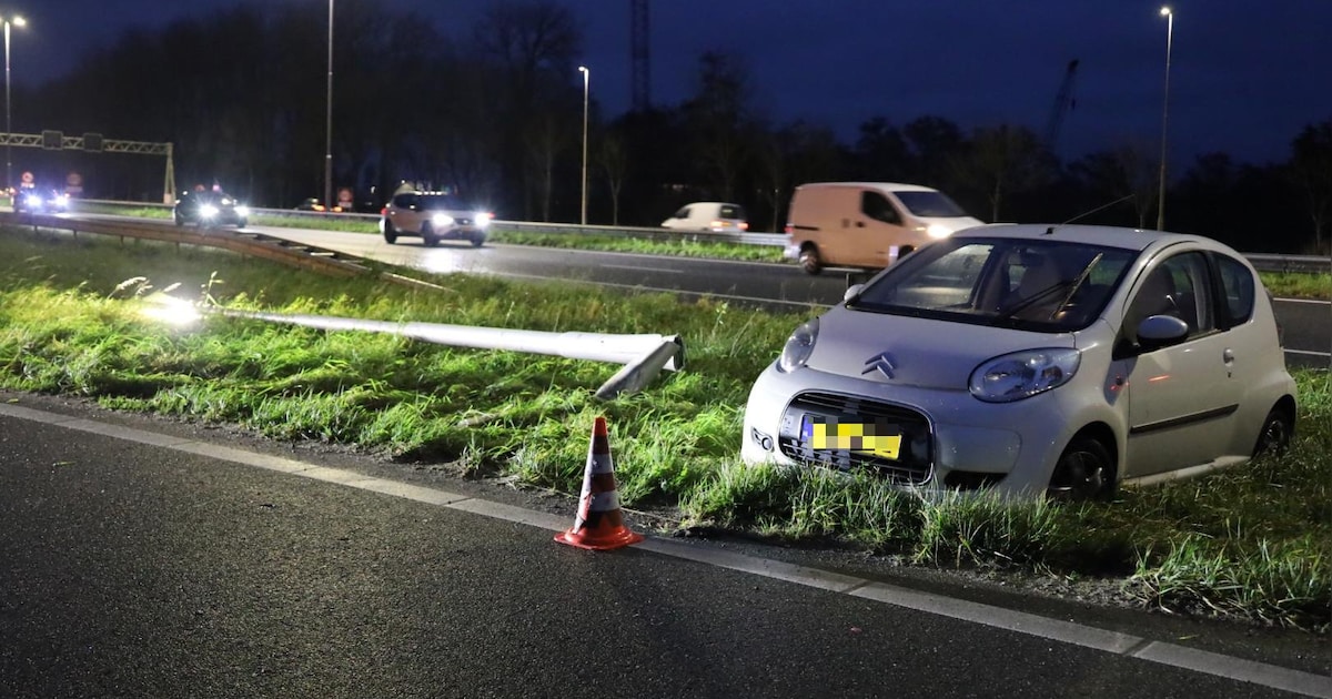 Auto botst op lantaarnpaal bij eenzijdig ongeval op oprit A7 bij Zuidoostbeemster