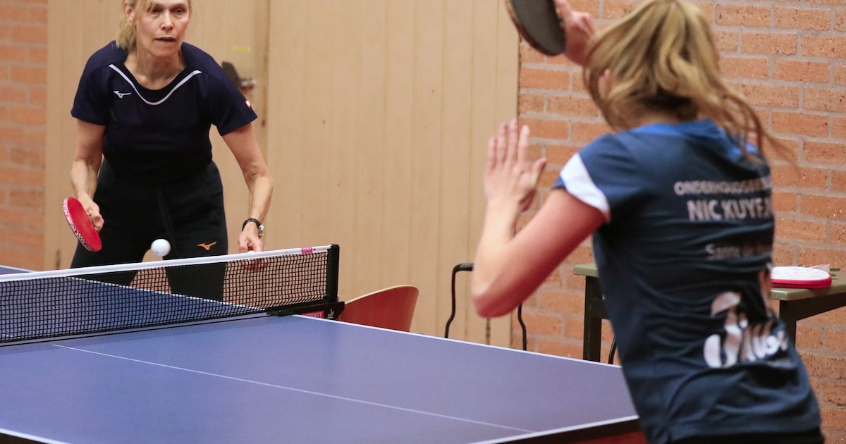 Oud-tafeltennisser Bettine Vriesekoop geeft clinic bij tafeltenniscentrum in Franeker