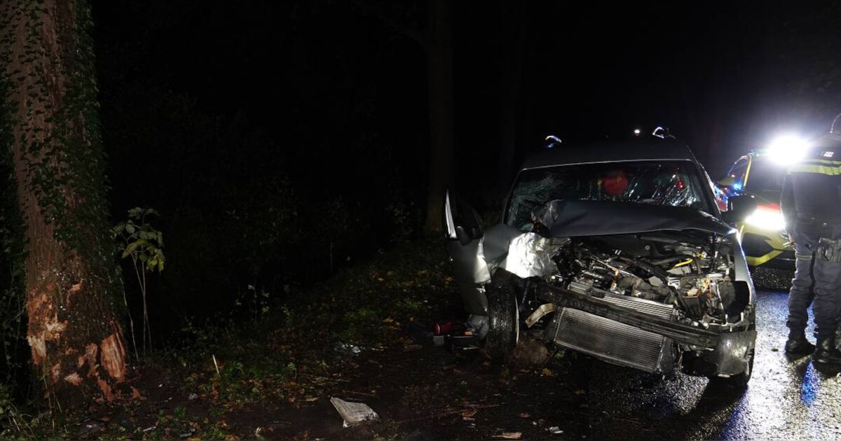 Auto tegen boom op donkere weg in Schuinesloot, twee gewonden naar ziekenhuis