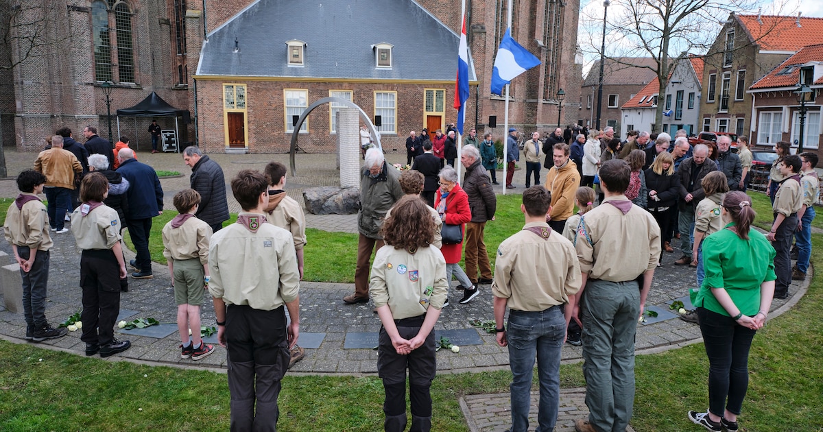 Kranslegging voor bombardement Maassluis: achttien doden herdacht bij Groote Kerk