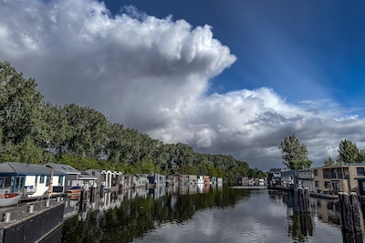 Zachte herfsttemperaturen zetten zich door, maar dinsdag begint bewolkt