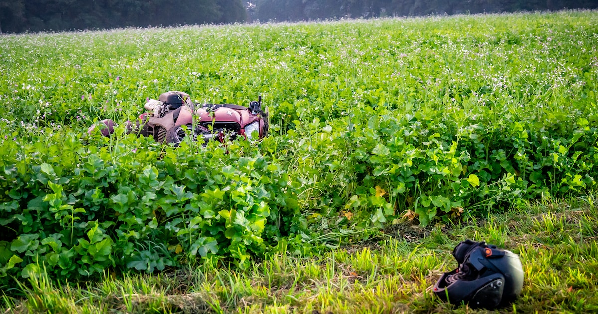 Motorrijder wijkt uit voor landbouwvoertuig en belandt tientallen meters in weiland bij Westerbork