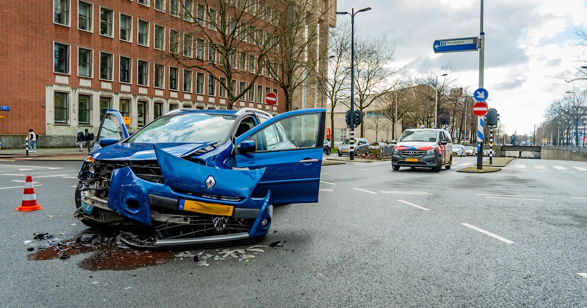 Veel schade nadat twee auto’s botsen op Blaak in Rotterdam