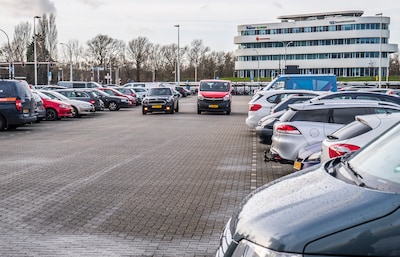 Gratis parkeren bij station Den Haag Ypenburg is voorbij: gemeente plaatst slagboom bij ingang