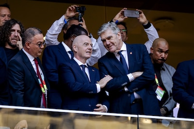 Voorzitter en secretaris-generaal KNVB bij spoedoverleg UEFA over plannen FIFA-baas Gianni Infantino