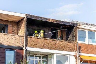 Huizen ontruimd wegens felle brand op balkon in Hoek van holland