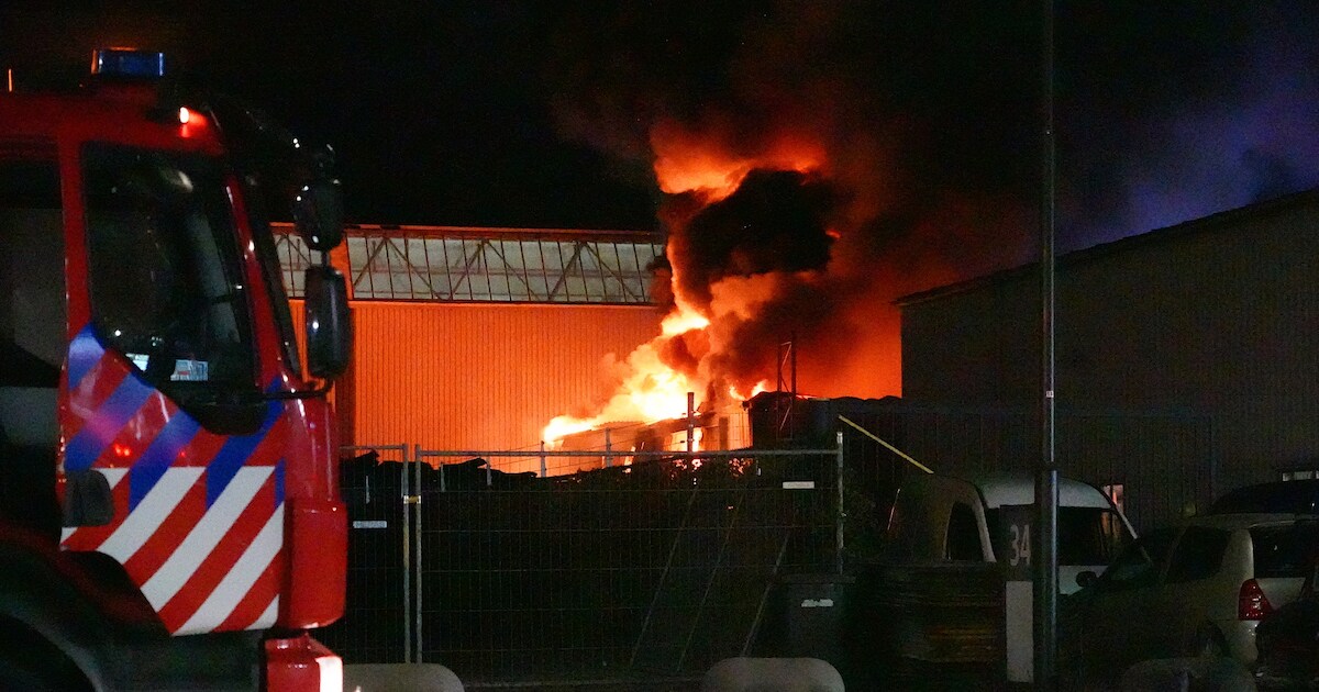 Gewonde bij zeer grote brand bij autobedrijf op industrieterrein in Raamsdonksveer, pand in lichterl