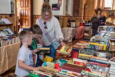 Jonge lezers uit Hank ontdekken nieuwe avonturen op boekenmarkt