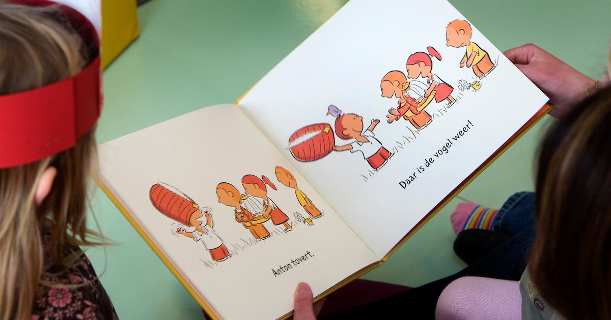 Burgemeester en wethouder lezen voor in bibliotheek Beilen