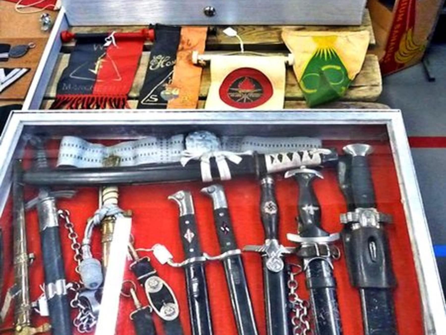 Dolken op de Militaria Beurs. Volgens Graaff gaat het om nazi-dolken