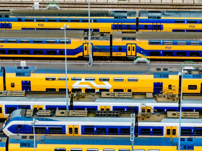 ns-treinen-staan-stil-op-het-spoor-bij-utrecht-bij-een-eerdere-staking