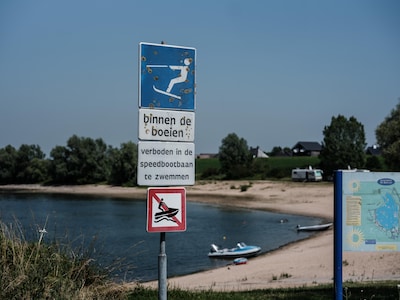 Zelfs bij 35 graden verandert dit kleine grasveld in een ‘goedkope’ minicamping met een grote zwempl