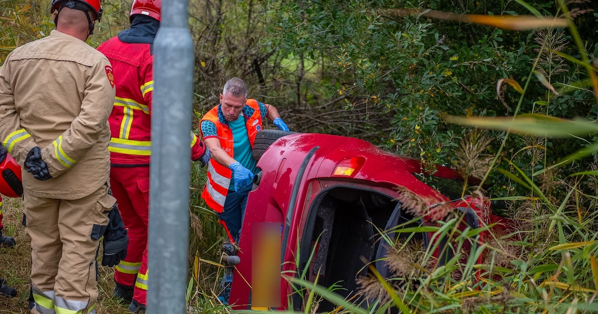 Auto belandt in sloot bij Finsterwolde, bestuurder naar ziekenhuis