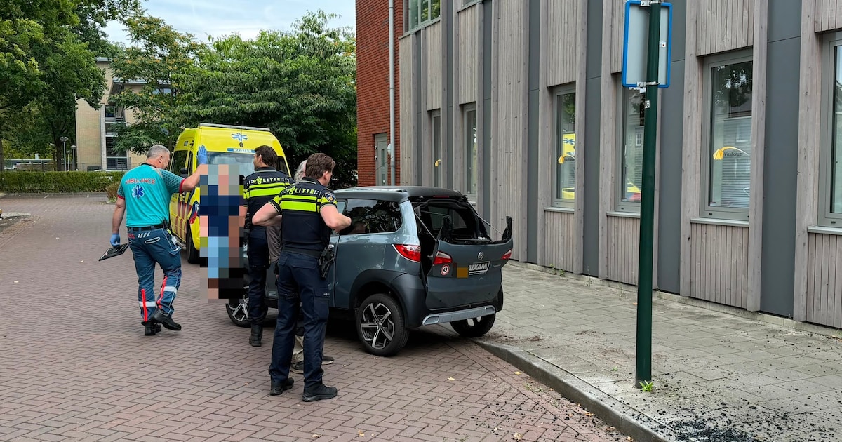 Vrouw botst tijdens het inparkeren met brommobiel tegen lantaarnpaal in Gemert
