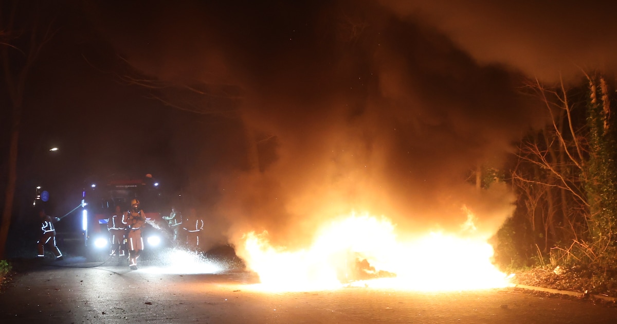 Auto volledig uitgebrand op Schrepelpad in Den Haag